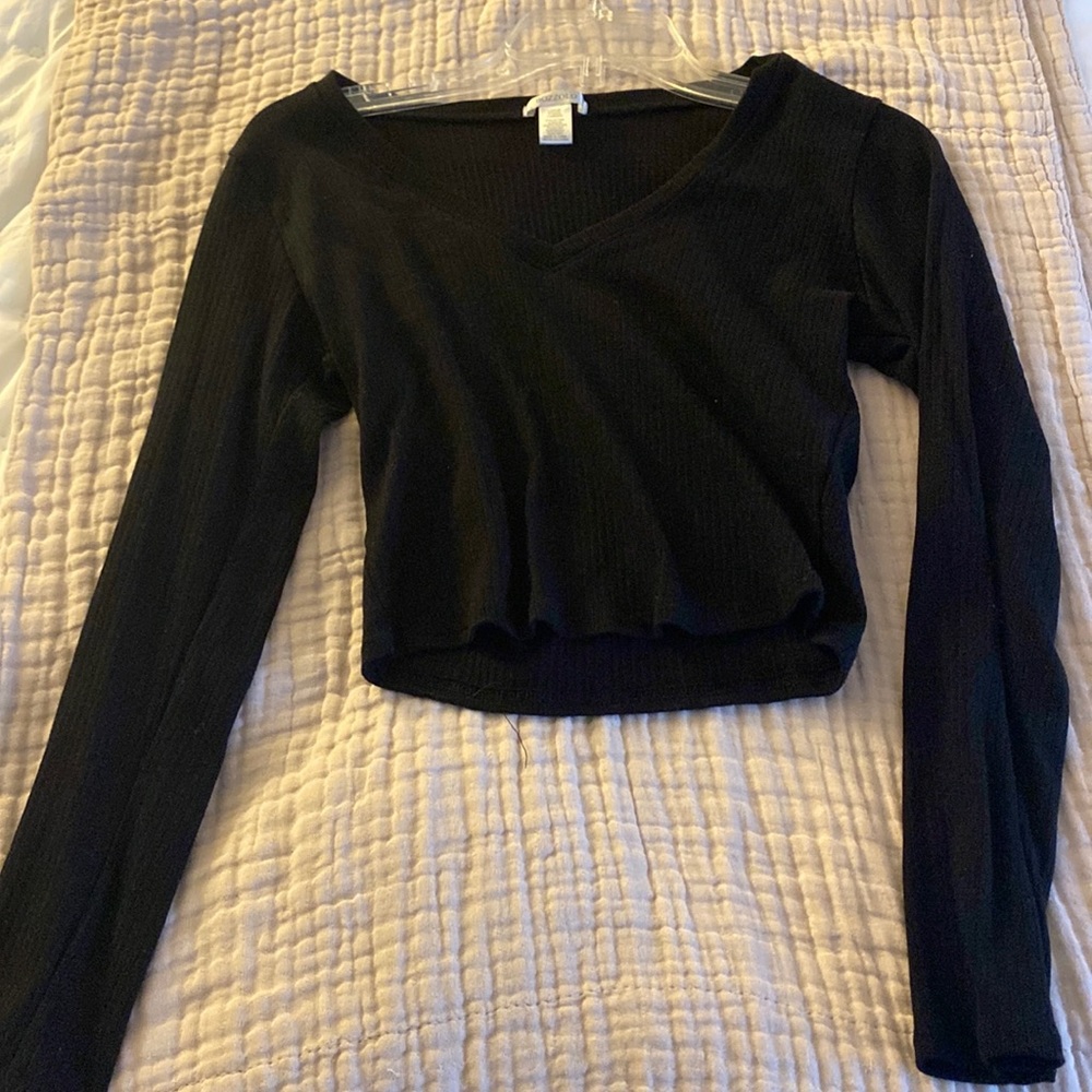cropped v neck shirt
